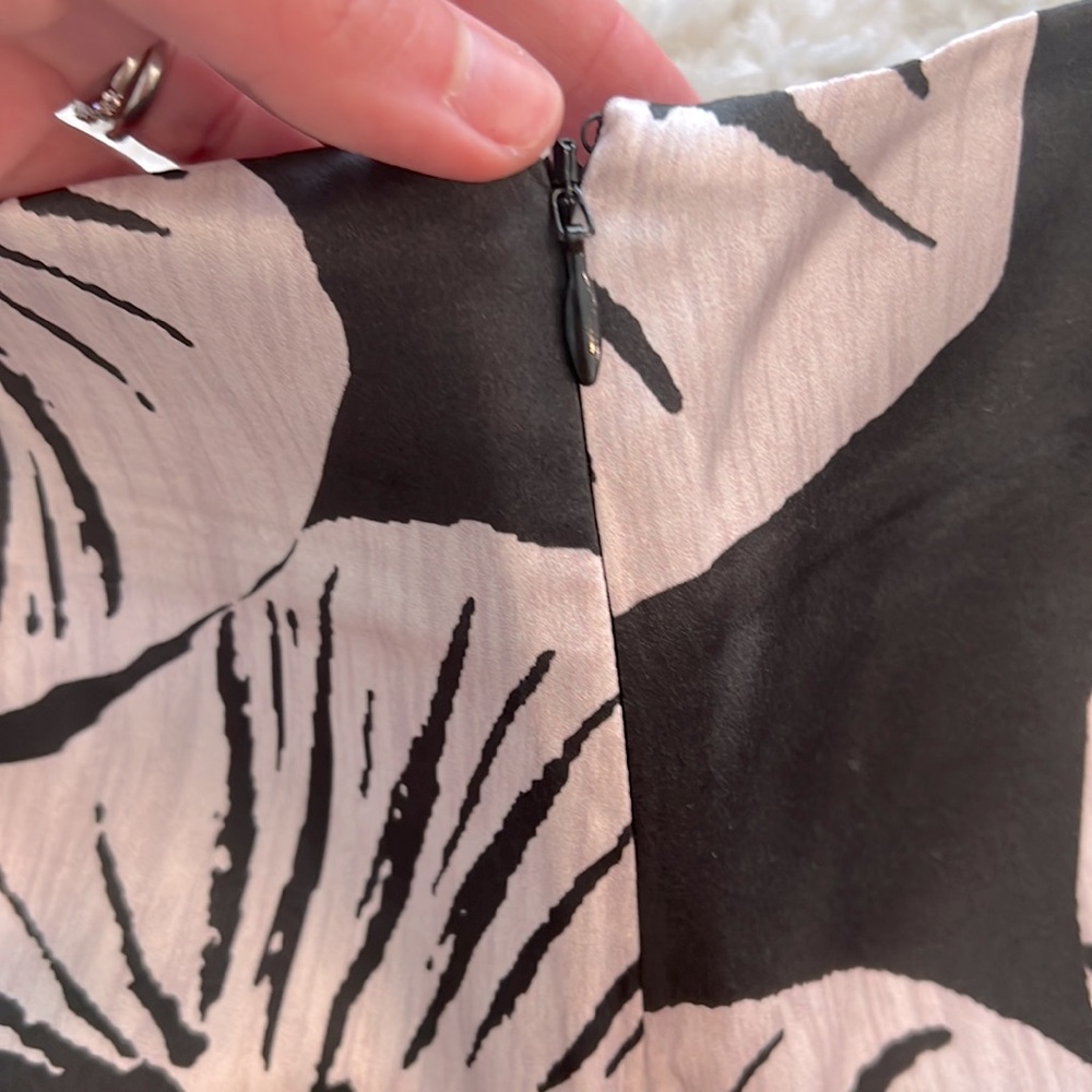 Kendall + Kylie Leaf Print Silk Shorts - Picture 3 of 4